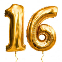 16 Jaar Cijfer Ballonnen Goud – heliumgevulde ballonnen met dunne gouden lintjes op een witte achtergrond