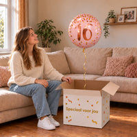 Meisje viert 16 jaar met 16 Jaar Helium Ballon Roze uit een cadeaudoos van Ballonnenshop.nl