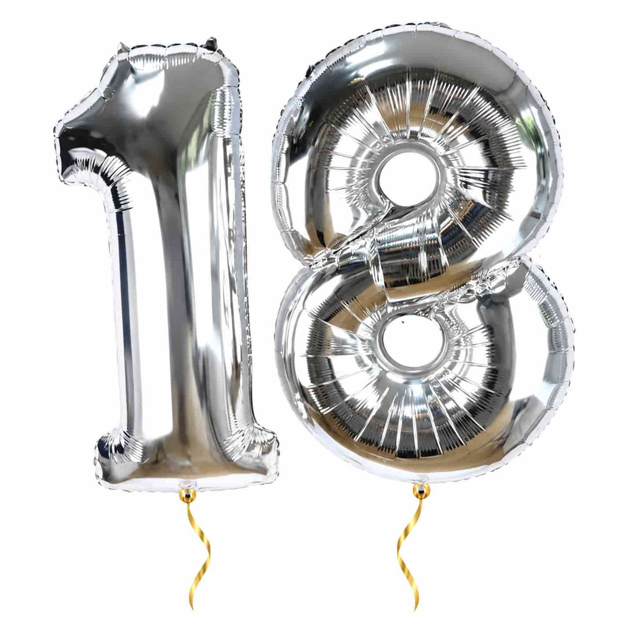 18 Jaar Cijfer Ballonnen Zilver – heliumgevulde ballonnen met dunne gouden lintjes op een witte achtergrond
