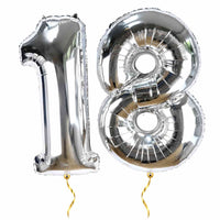 18 Jaar Cijfer Ballonnen Zilver – heliumgevulde ballonnen met dunne gouden lintjes op een witte achtergrond