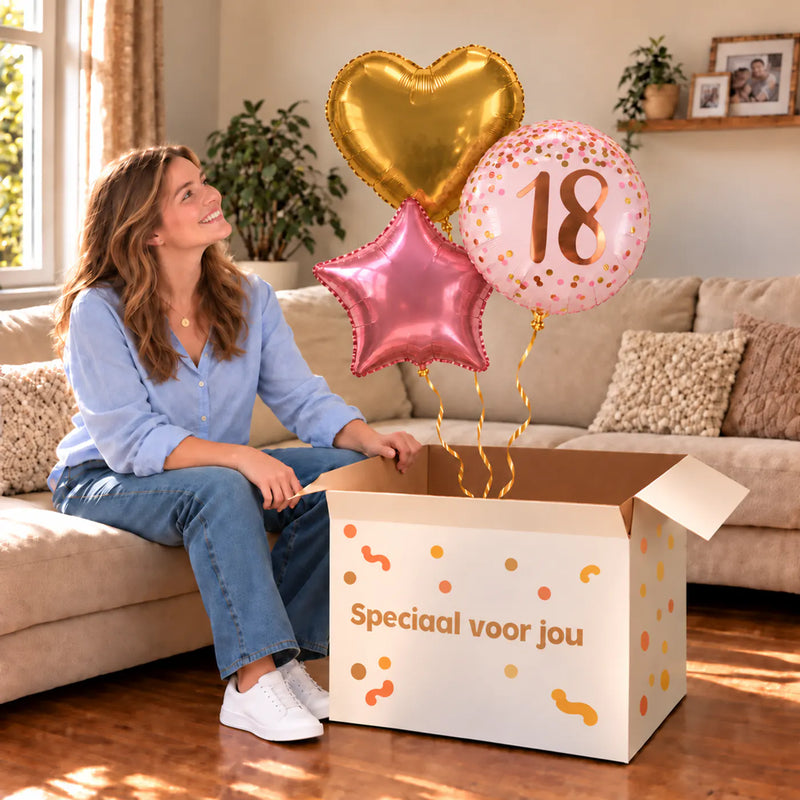 Een jarige met 18 Jaar Trosje Roze/Goud/Rose Goud boven een open Speciaal voor jou-doos in een warme woonkamer.