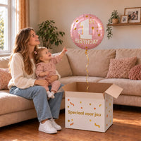 Uitpakmoment met 1st Birthday Helium Ballon Roze - Gevuld Met Helium - 46 cm uit een cadeaudoos van Ballonnenshop.nl