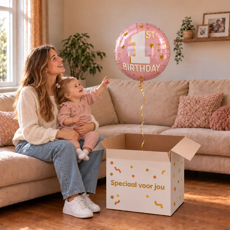 Uitpakmoment met 1st Birthday Helium Ballon Roze - Gevuld Met Helium - 46 cm uit een cadeaudoos van Ballonnenshop.nl