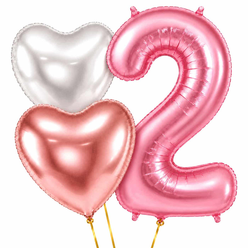 2 Jaar Mat Roze Hartjes Tros – heliumgevulde ballonnen met dunne gouden lintjes op een witte achtergrond