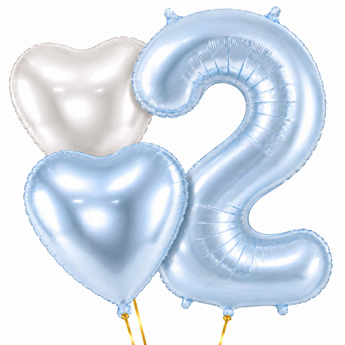 2 Jaar Pastelblauw Hartjes Tros – heliumgevulde ballonnen met dunne gouden lintjes op een witte achtergrond