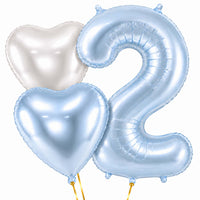 2 Jaar Pastelblauw Hartjes Tros – heliumgevulde ballonnen met dunne gouden lintjes op een witte achtergrond