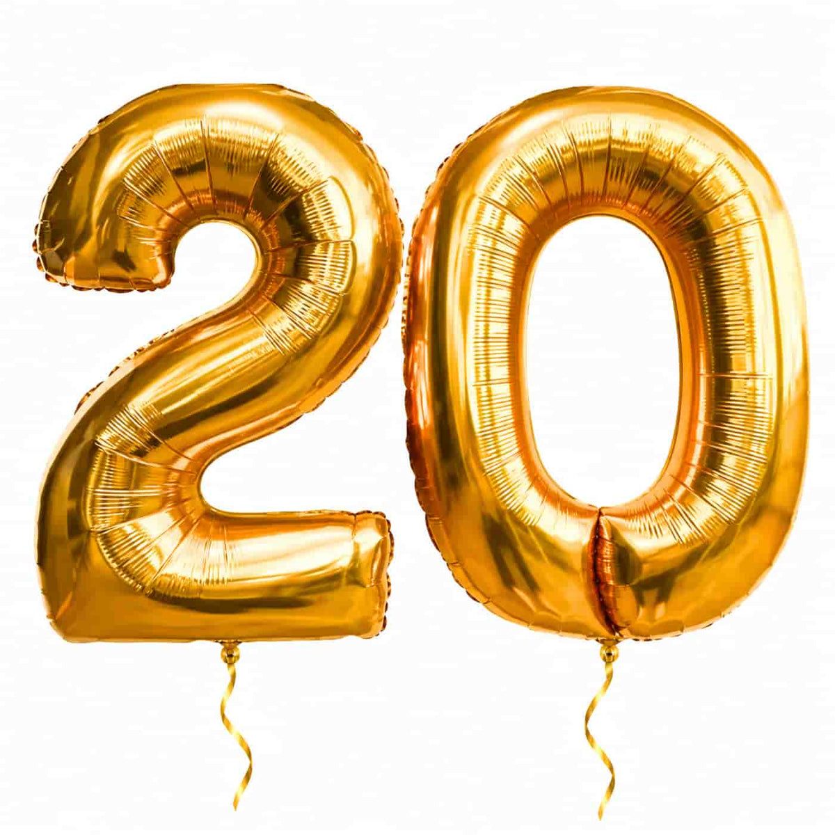20 Jaar Cijfer Ballonnen Goud – heliumgevulde ballonnen met dunne gouden lintjes op een witte achtergrond