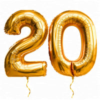 20 Jaar Cijfer Ballonnen Goud – heliumgevulde ballonnen met dunne gouden lintjes op een witte achtergrond