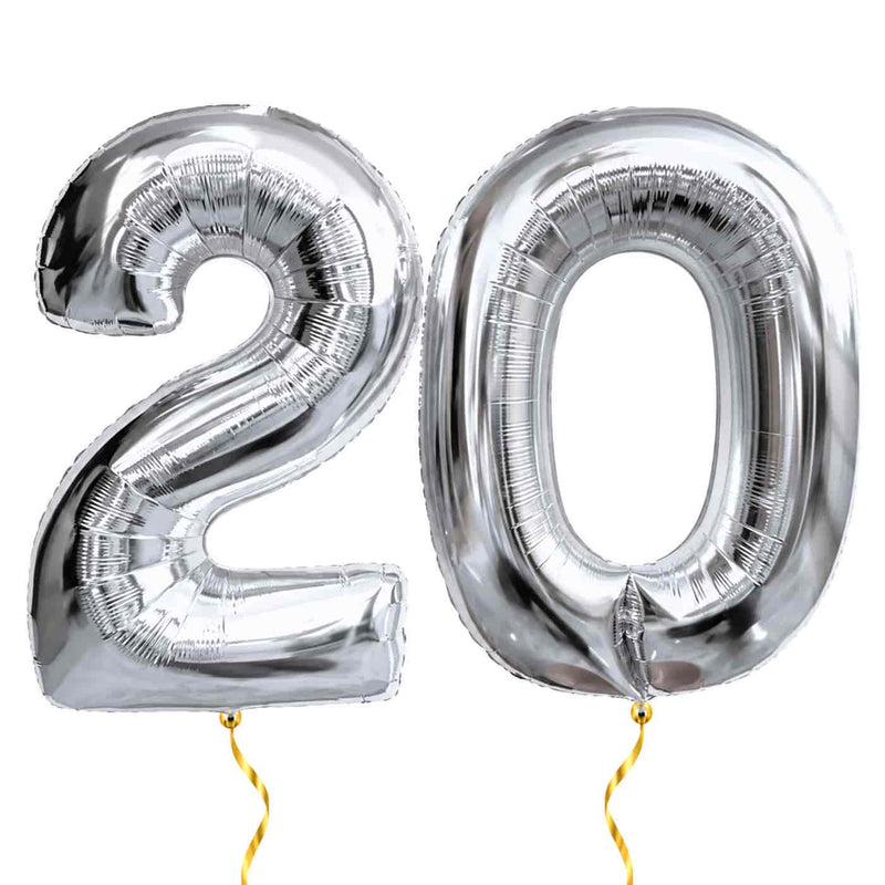20 Jaar Cijfer Ballonnen Zilver – heliumgevulde ballonnen met dunne gouden lintjes op een witte achtergrond