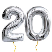 20 Jaar Cijfer Ballonnen Zilver – heliumgevulde ballonnen met dunne gouden lintjes op een witte achtergrond