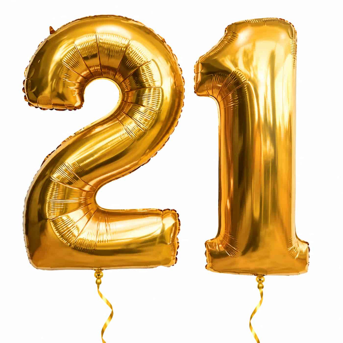 21 Jaar Cijfer Ballonnen Goud – heliumgevulde ballonnen met dunne gouden lintjes op een witte achtergrond