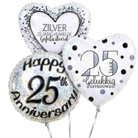 25 Jarig Huwelijk Trosje – heliumgevulde ballonnen met dunne metallic-zilveren lintjes op een witte achtergrond