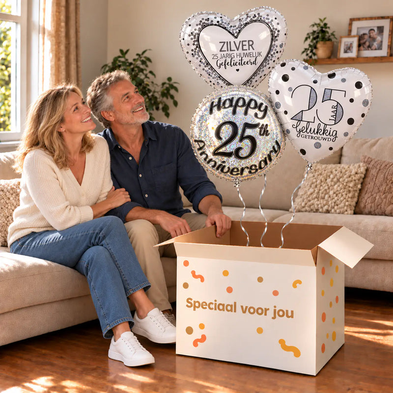 Een feestelijk huwelijksmoment met 25 Jarig Huwelijk Trosje boven een open Speciaal voor jou-doos in een warme woonkamer.