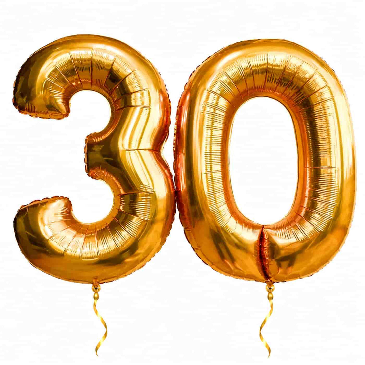 30 Jaar Cijfer Ballonnen Goud – heliumgevulde ballonnen met dunne gouden lintjes op een witte achtergrond