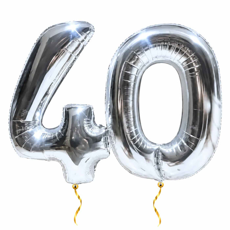 40 Jaar Cijfer Ballonnen Zilver – heliumgevulde ballonnen met dunne gouden lintjes op een witte achtergrond