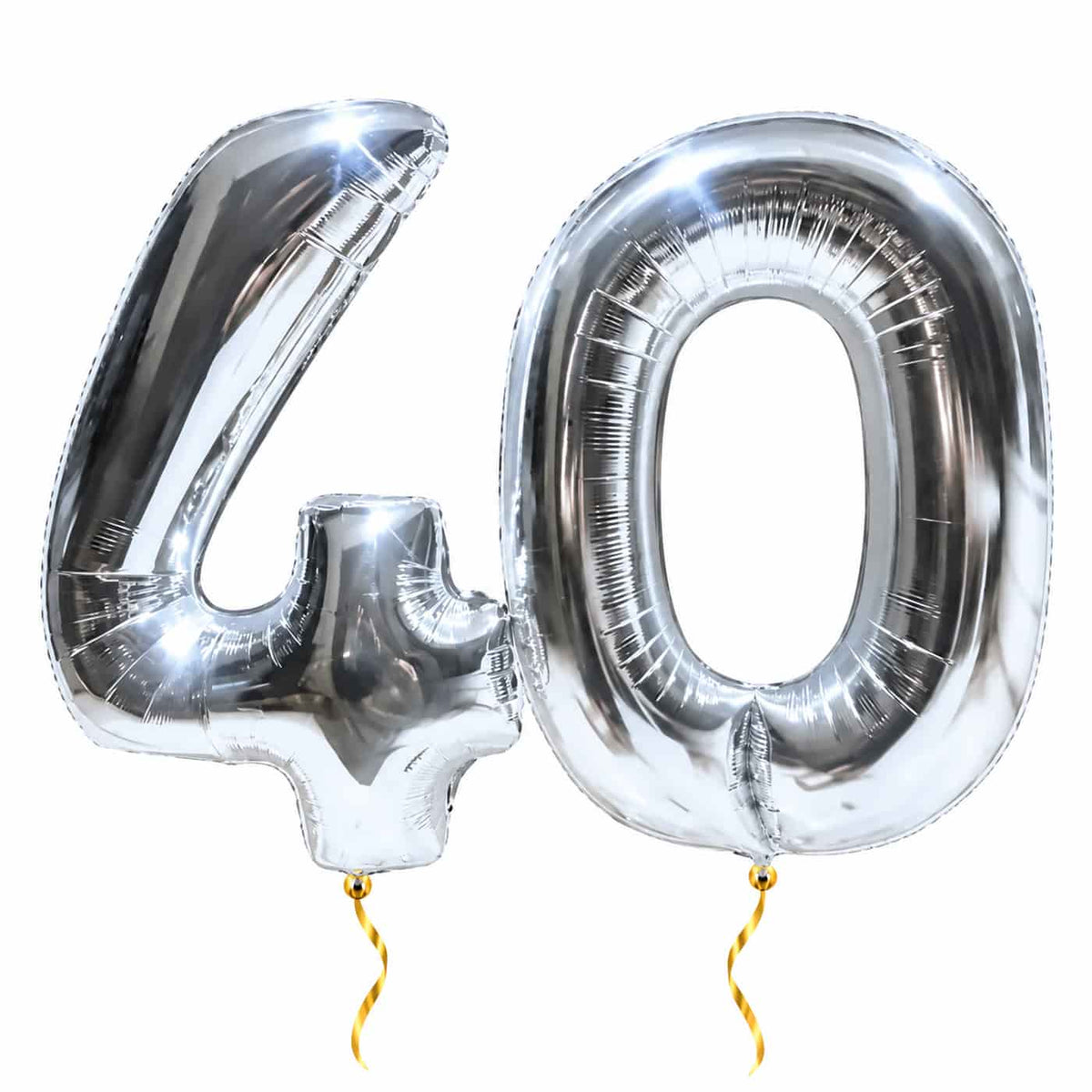 40 Jaar Cijfer Ballonnen Zilver – heliumgevulde ballonnen met dunne gouden lintjes op een witte achtergrond