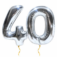 40 Jaar Cijfer Ballonnen Zilver – heliumgevulde ballonnen met dunne gouden lintjes op een witte achtergrond