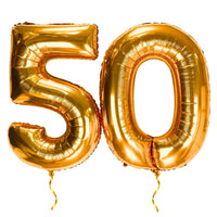 50 Jaar Cijfer Ballonnen Goud – heliumgevulde ballonnen met dunne gouden lintjes op een witte achtergrond