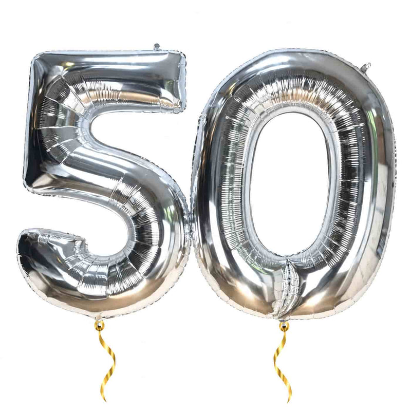 50 Jaar Cijfer Ballonnen Zilver – heliumgevulde ballonnen met dunne gouden lintjes op een witte achtergrond