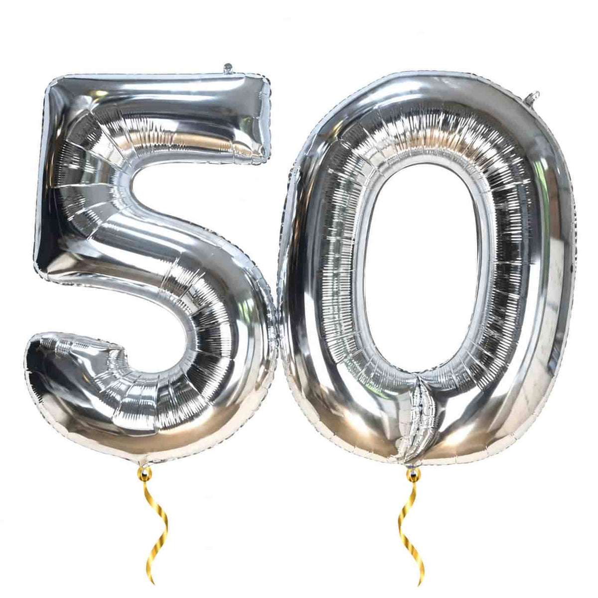 50 Jaar Cijfer Ballonnen Zilver – heliumgevulde ballonnen met dunne gouden lintjes op een witte achtergrond