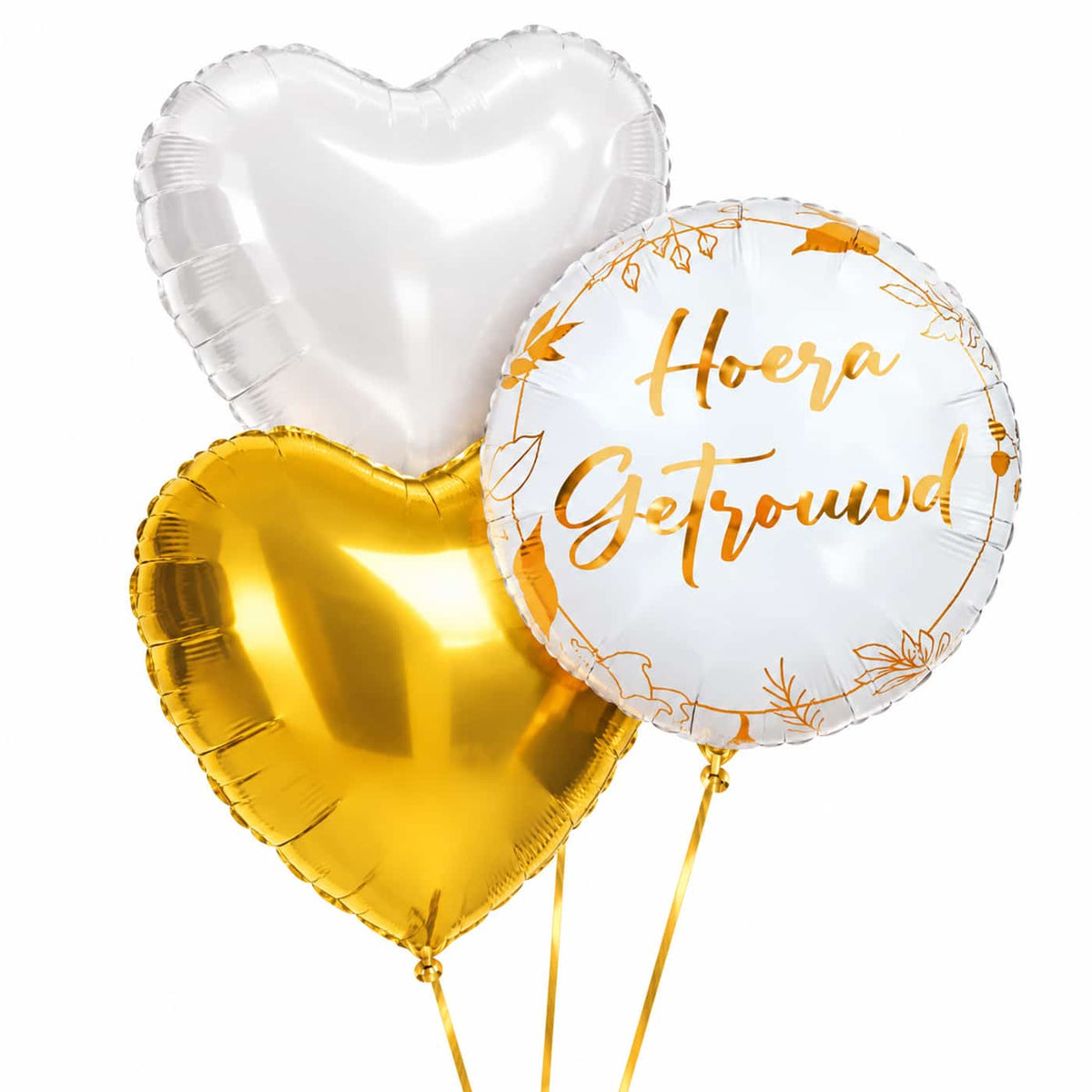 Hoera Getrouwd Trosje Ballonnen – heliumgevulde ballonnen met dunne gouden lintjes op een witte achtergrond