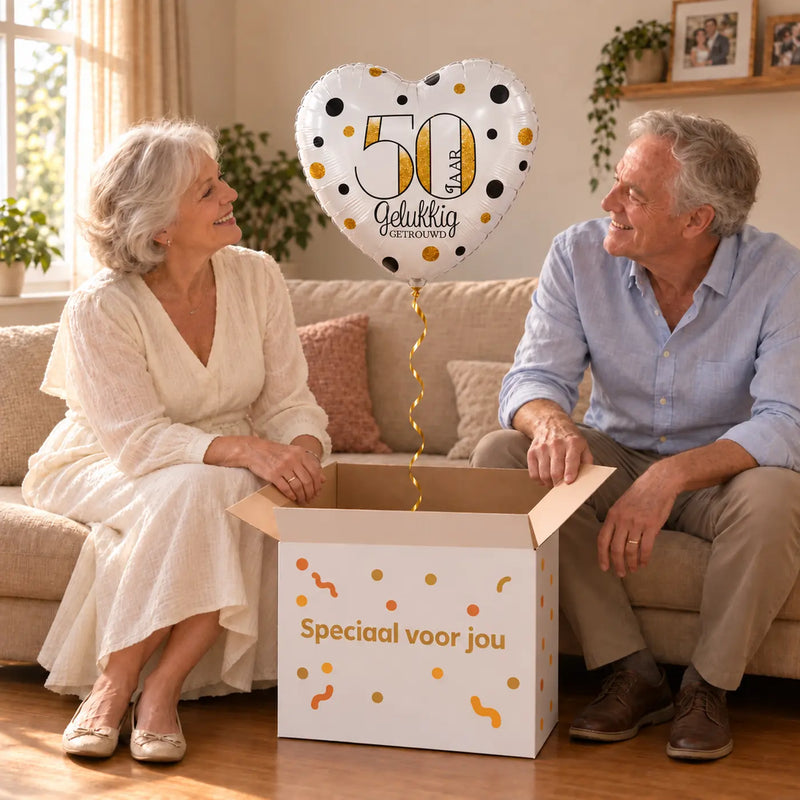 Uitpakmoment met 50 Jaar Getrouwd Helium Ballon uit een cadeaudoos van Ballonnenshop.nl
