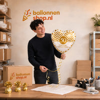 Jesse houdt de 50 Jaar Hartelijk Gefeliciteerd vast in de warme werkplaats van Ballonnenshop.nl.