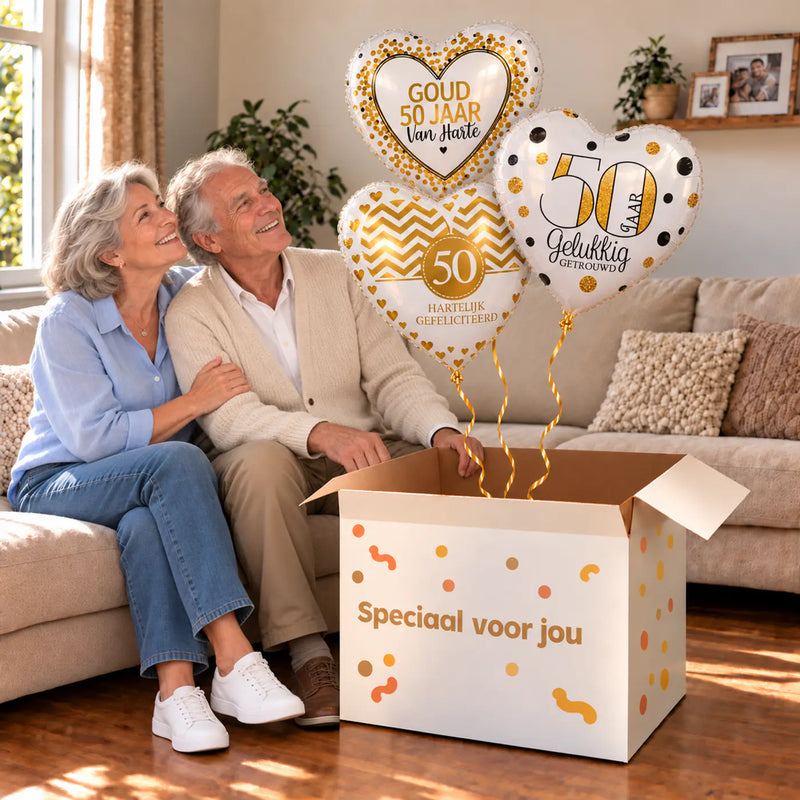 Een feestelijk huwelijksmoment met 50 Jarig Huwelijk Trosje Goud boven een open Speciaal voor jou-doos in een warme woonkamer.