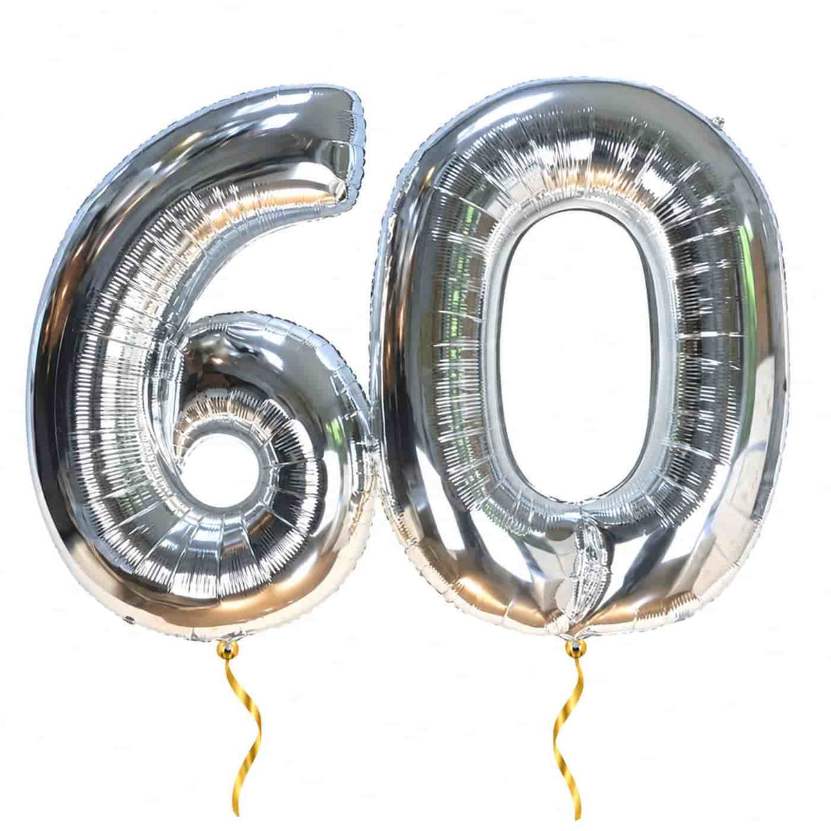 60 Jaar Cijfer Ballonnen Zilver – heliumgevulde ballonnen met dunne gouden lintjes op een witte achtergrond