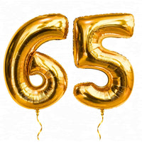 65 Jaar Cijfer Ballonnen Goud – heliumgevulde ballonnen met dunne gouden lintjes op een witte achtergrond
