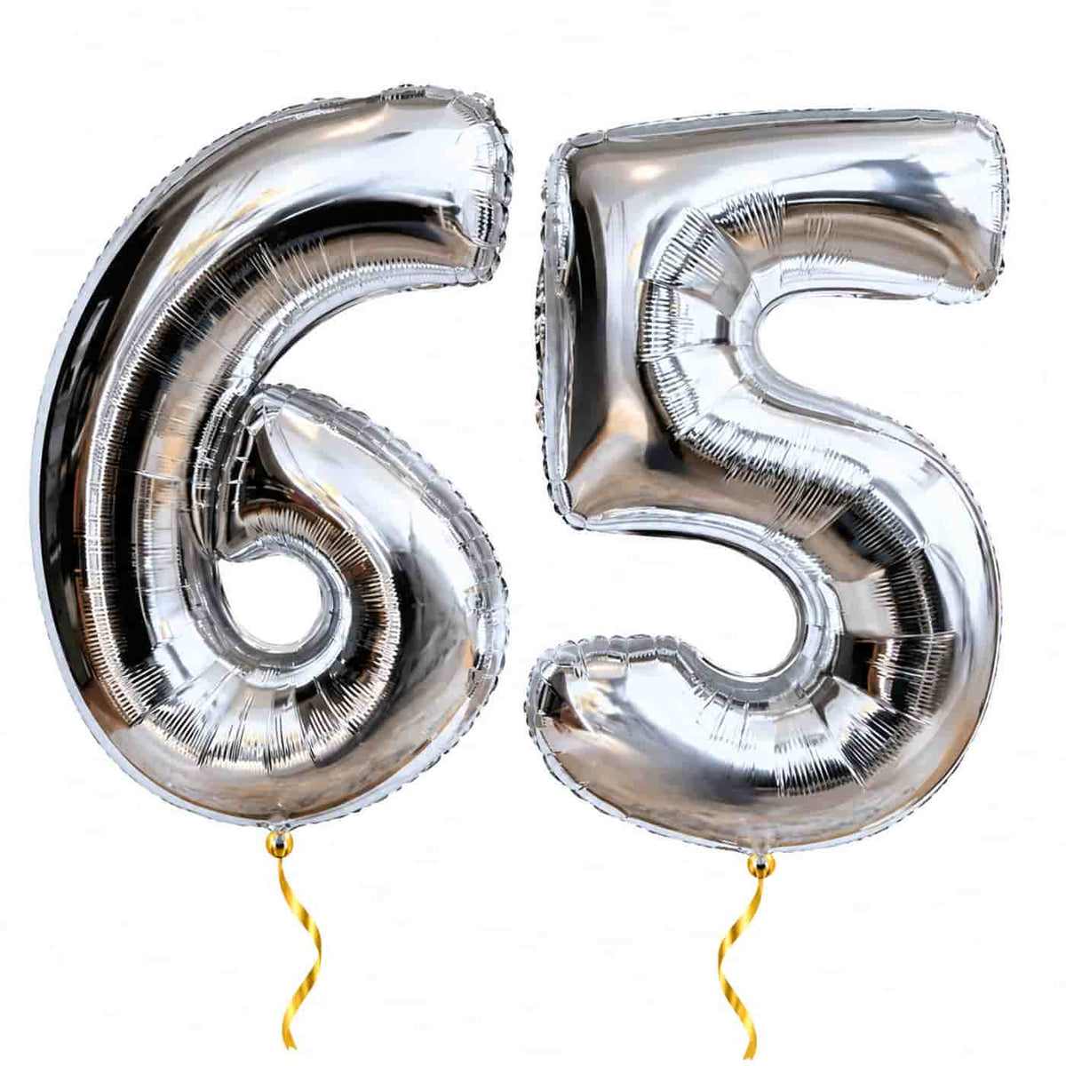 65 Jaar Cijfer Ballonnen Zilver – heliumgevulde ballonnen met dunne gouden lintjes op een witte achtergrond