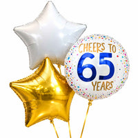 65 Jaar Trosje Wit/Goud/Blauw – heliumgevulde ballonnen met dunne gouden lintjes op een witte achtergrond