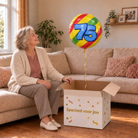 Vrouw viert 75 jaar met 75 Jaar Helium Ballon uit een cadeaudoos van Ballonnenshop.nl