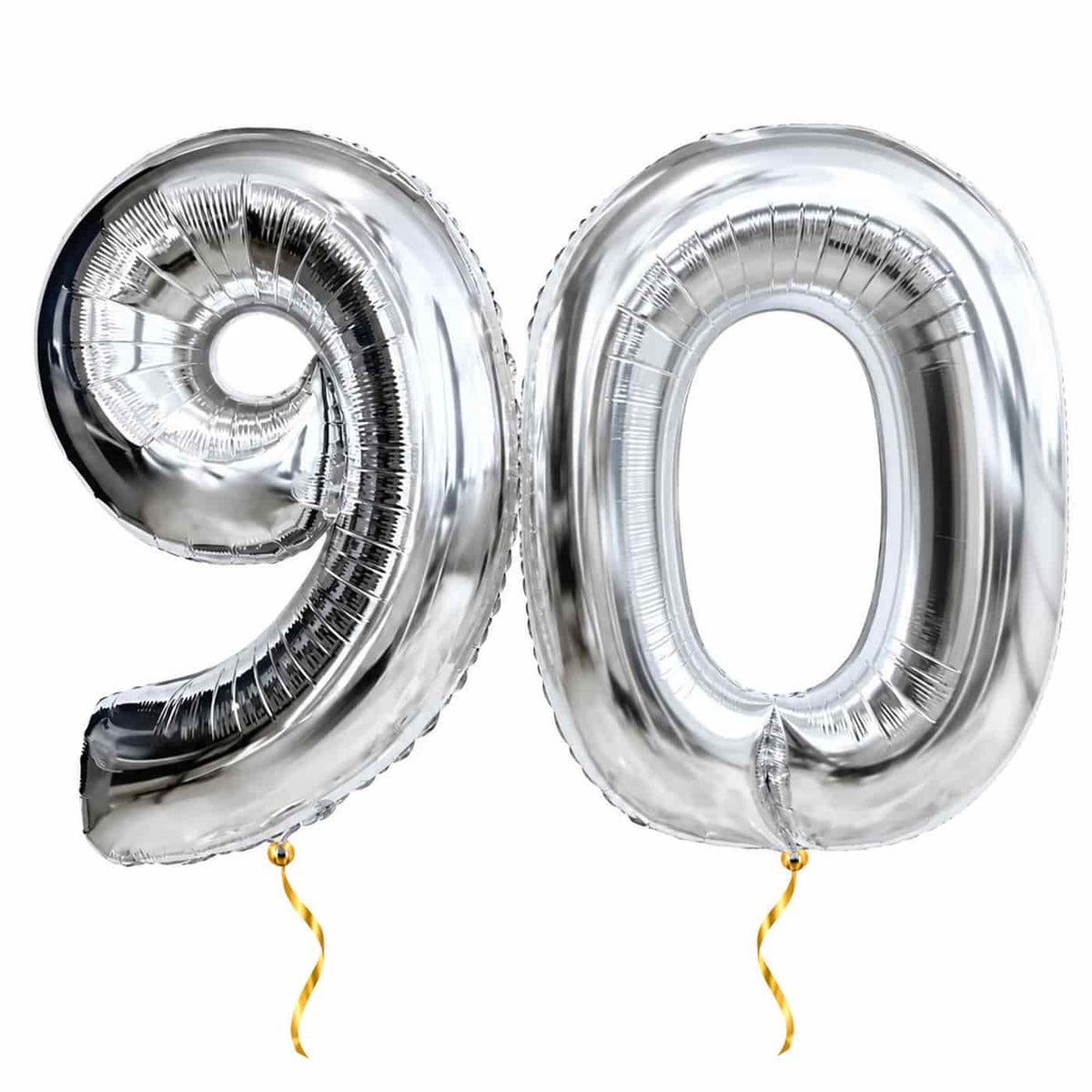 90 Jaar Cijfer Ballonnen Zilver – heliumgevulde ballonnen met dunne gouden lintjes op een witte achtergrond