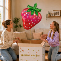 Aardbei Holographic Iridescent – uitpakmoment met moeder en meisje in een warme woonkamer – Ballonnenshop.nl