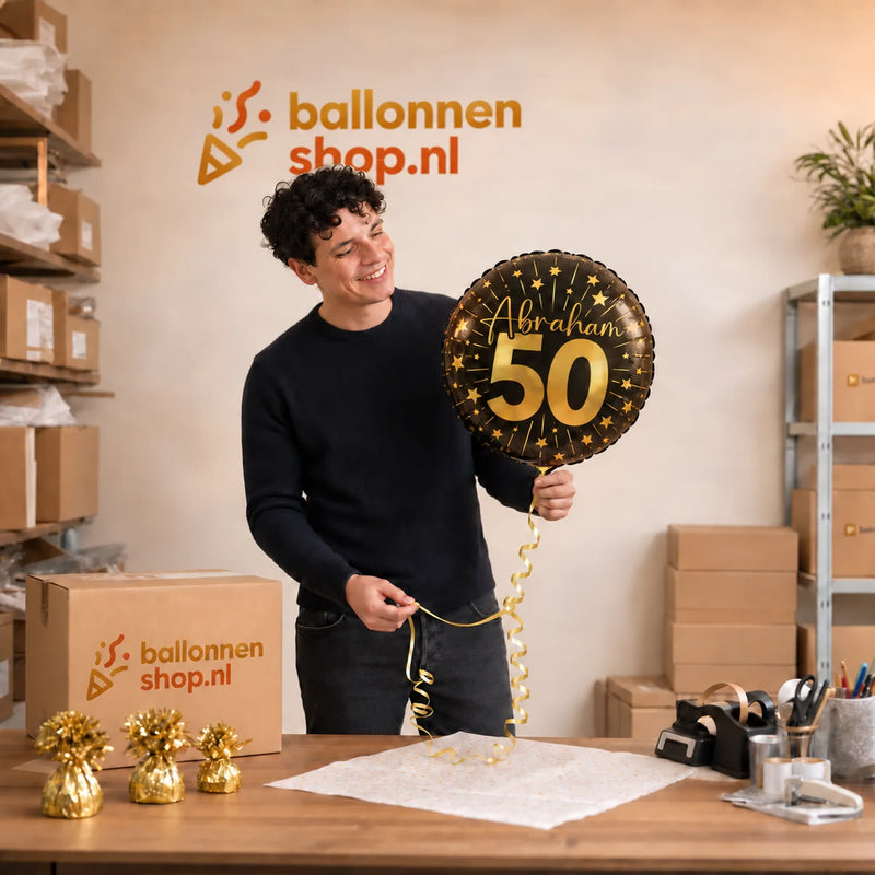 Jesse houdt de Abraham 50 Jaar Helium Ballon vast in de warme werkplaats van Ballonnenshop.nl.
