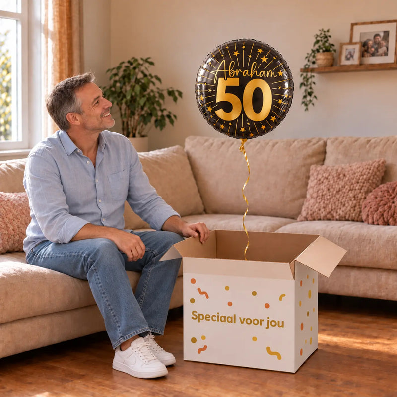 Man viert 50 jaar met Abraham 50 Jaar Helium Ballon uit een cadeaudoos van Ballonnenshop.nl