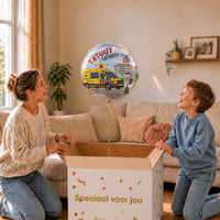 Moeder en kind bekijken een Ambulance-heliumballon van 43 cm boven een geopende cadeaudoos.