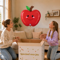 Appel Helium Ballon – uitpakmoment met moeder en meisje in een warme woonkamer – Ballonnenshop.nl