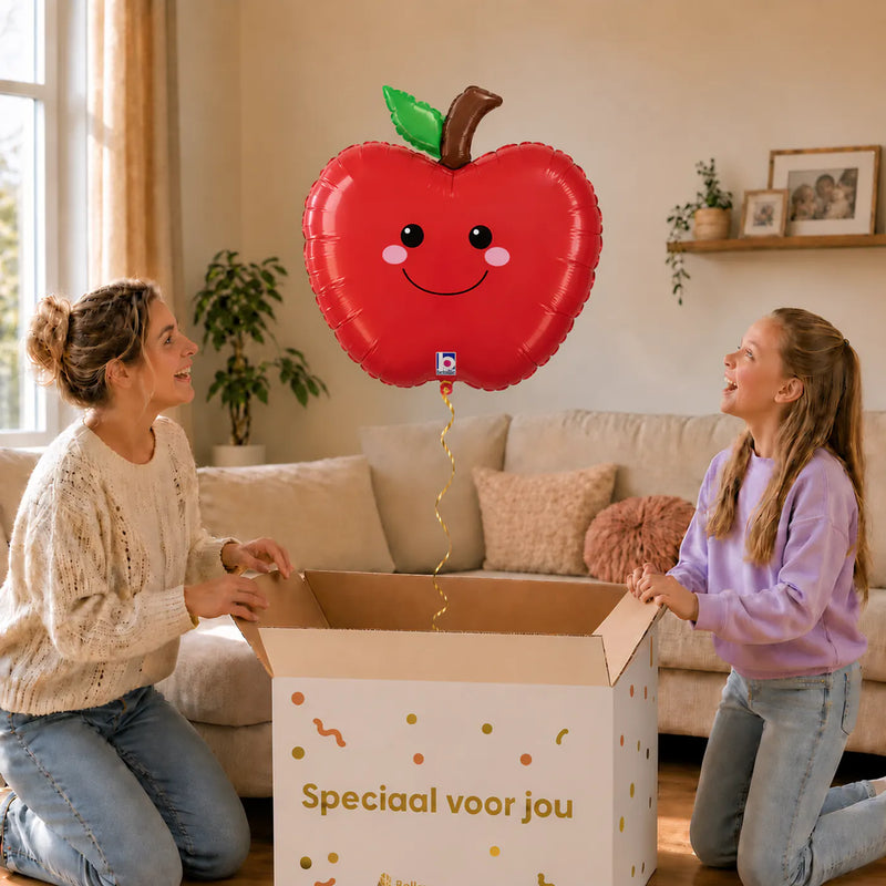 Appel Helium Ballon – uitpakmoment met moeder en meisje in een warme woonkamer – Ballonnenshop.nl