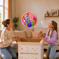Moeder en meisje bekijken de ballon Disney Prinsessen Helium Ballon in zacht warm licht boven de geopende cadeaudoos ‘Speciaal voor jou’.