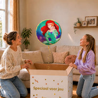 Moeder en meisje bekijken de ballon Ariel Disney Prinses Ballon in zacht warm licht boven de geopende cadeaudoos ‘Speciaal voor jou’.