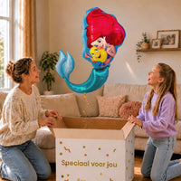 Moeder en meisje bekijken een Ariel-ballon van 86 cm met gouden lint boven de geopende cadeaudoos ‘Speciaal voor jou’.