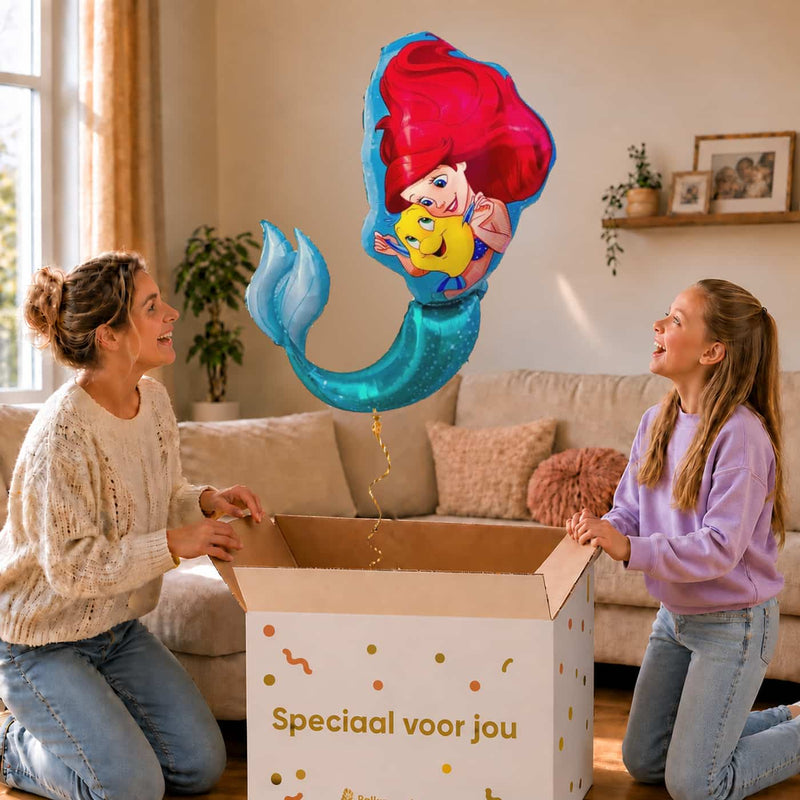 Moeder en meisje bekijken een Ariel-ballon van 86 cm met gouden lint boven de geopende cadeaudoos ‘Speciaal voor jou’.