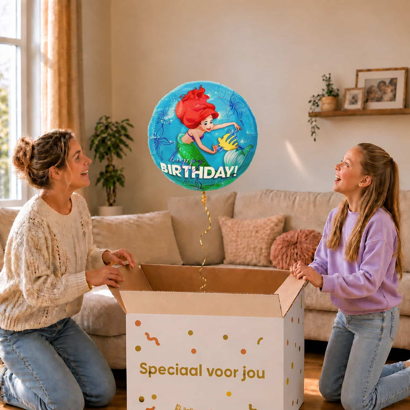 Moeder en meisje bekijken de ballon Ariel Happy Birthday Ballon in zacht warm licht boven de geopende cadeaudoos ‘Speciaal voor jou’.