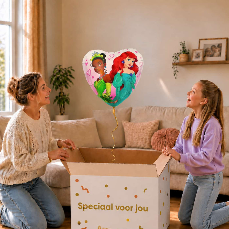 Moeder en meisje bekijken de ballon Ariel & Tiana Disney Prinses Hart in zacht warm licht boven de geopende cadeaudoos ‘Speciaal voor jou’.