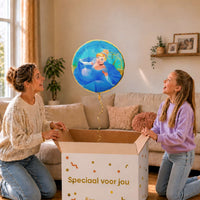 Moeder en meisje bekijken de ballon Assepoester Disney Prinses Ballon in zacht warm licht boven de geopende cadeaudoos ‘Speciaal voor jou’.