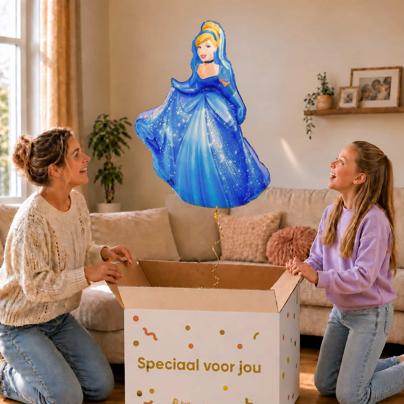Moeder en meisje bekijken een Assepoester-ballon van 84 cm met gouden lint boven de geopende cadeaudoos ‘Speciaal voor jou’.