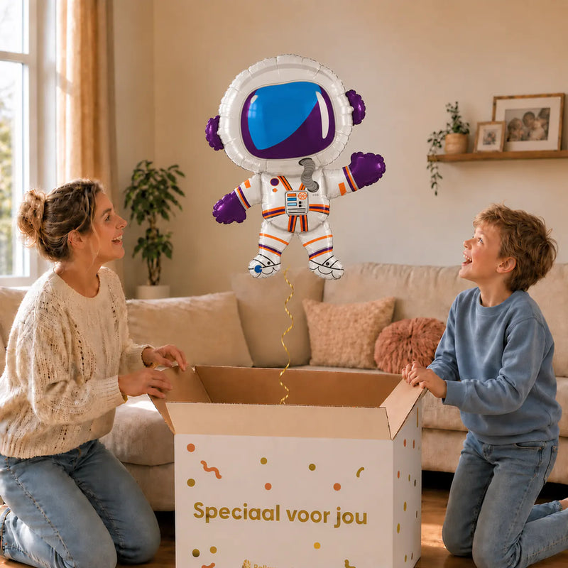 Astronaut Helium XL Ballon – uitpakmoment met moeder en jongetje in een warme woonkamer – Ballonnenshop.nl