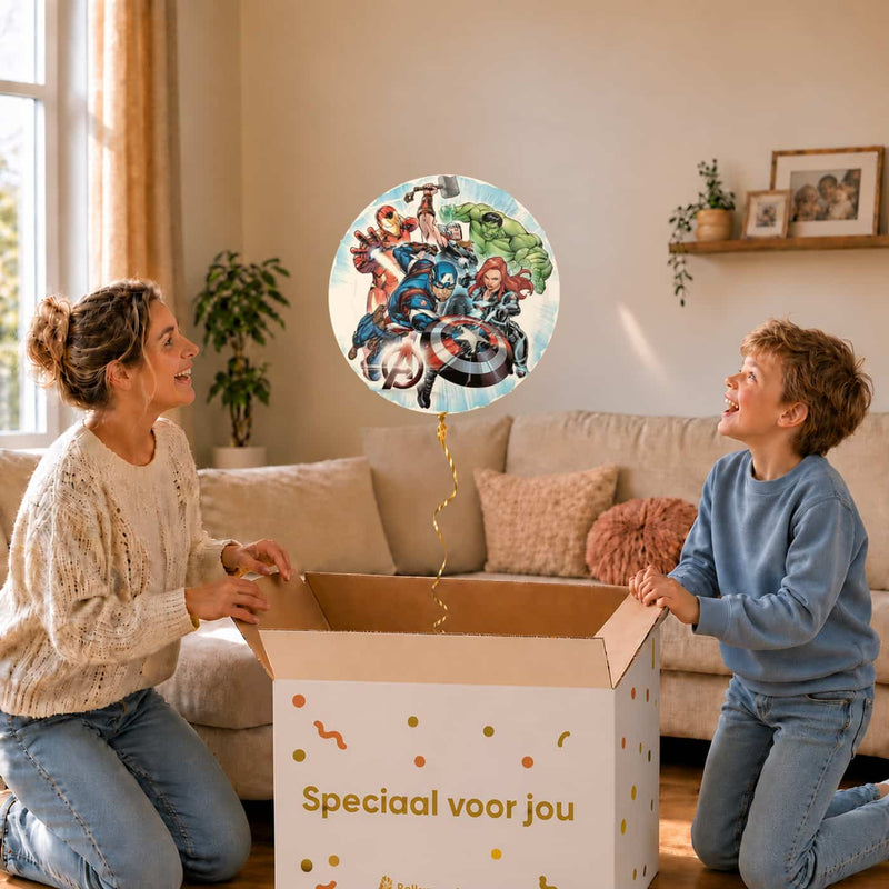 Moeder en jongen bekijken de ballon Avengers Helium Ballon in zacht warm licht boven de geopende cadeaudoos ‘Speciaal voor jou’.